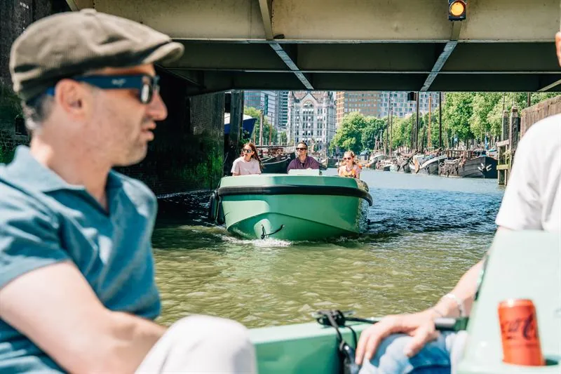 Stuurpositie aan boord van de Santos-sloep