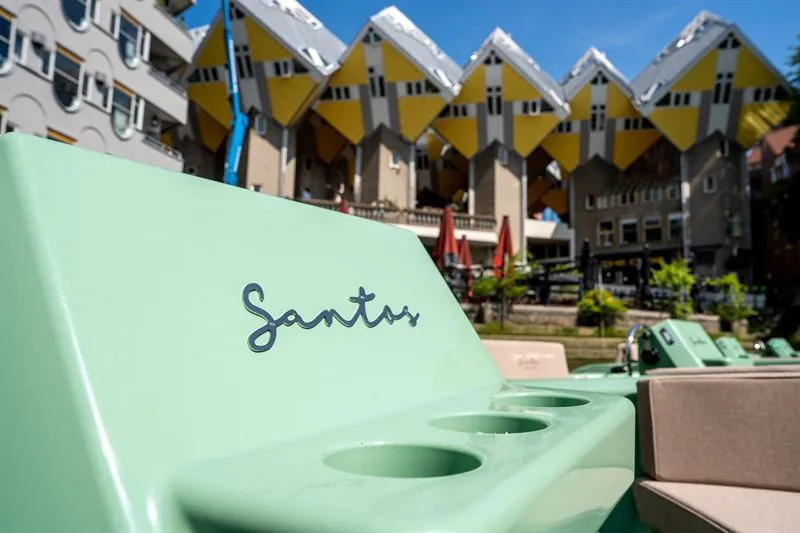 Santos-sloep met Cube Houses op de achtergrond