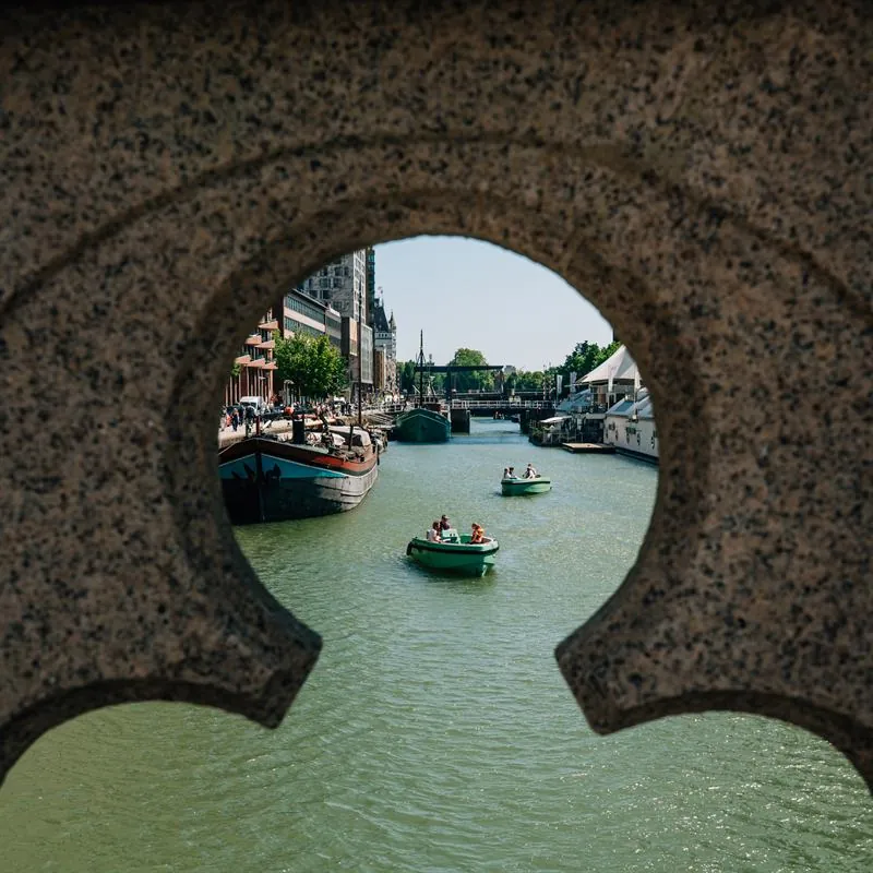 Varen onder een brug in Rotterdam
