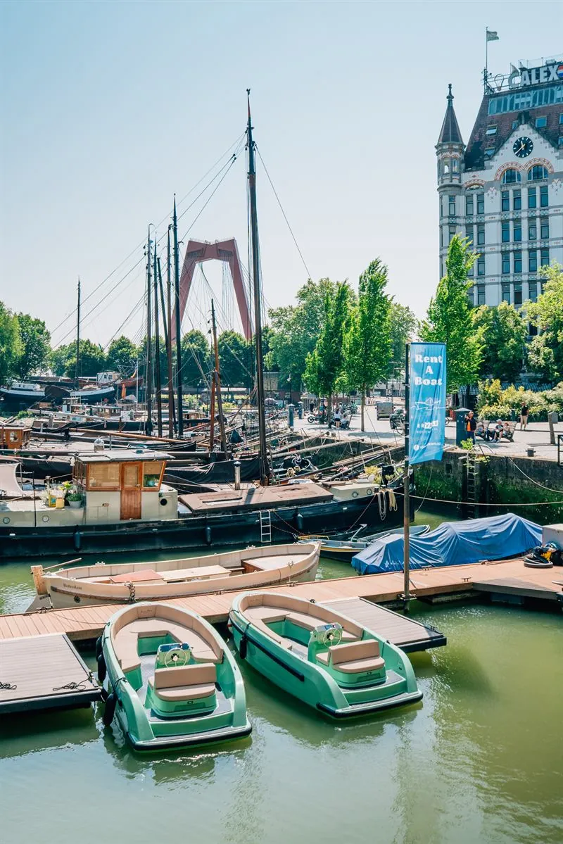 De historische Oude Haven met grachtenhuizen en historische schepen