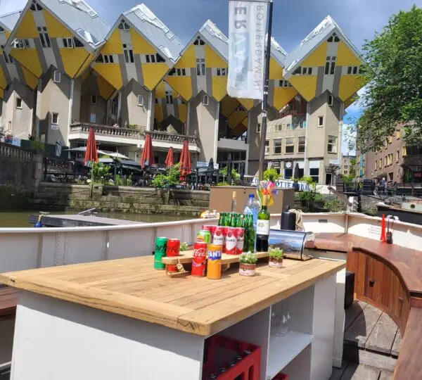 De bar aan boord van de rondvaartboot met drankjes, met de Kubuswoningen op de achtergrond