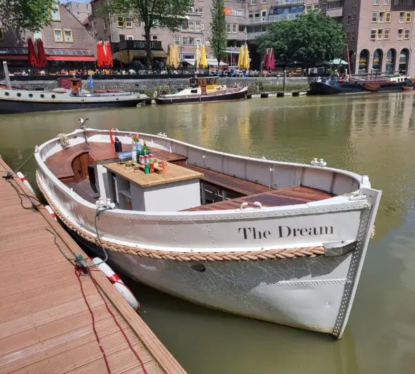 De rondvaartboot aan de steiger in de Oude Haven