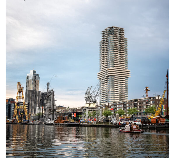 Historische havenkranen en de Zalmhaventoren gezien vanaf het water