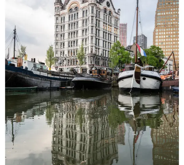 Het Witte Huis en historische schepen spiegelen in het water van de Oude Haven