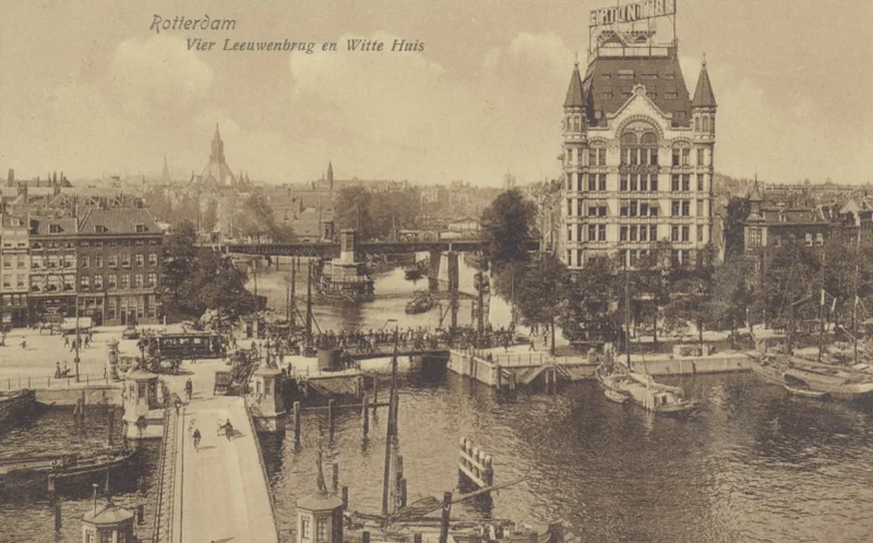 Historische prentbriefkaart van Rotterdam: de Vier Leeuwenbrug en het Witte Huis aan de Oude Haven