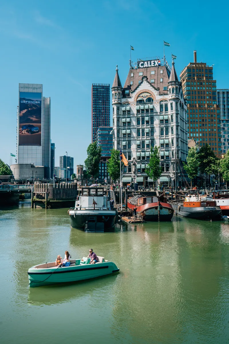 Het Witte Huis en de historische schepen in de Oude Haven van Rotterdam