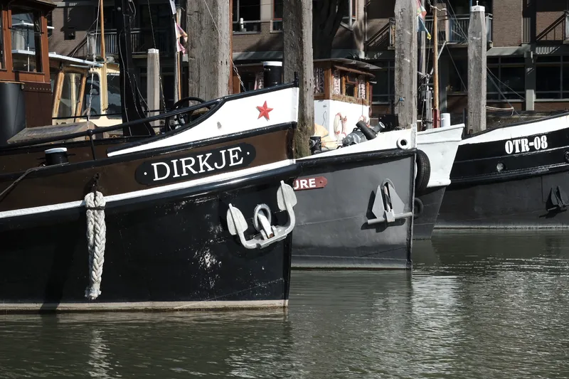 De historische sleepboot Dirkje en andere schepen in de Oude Haven van Rotterdam