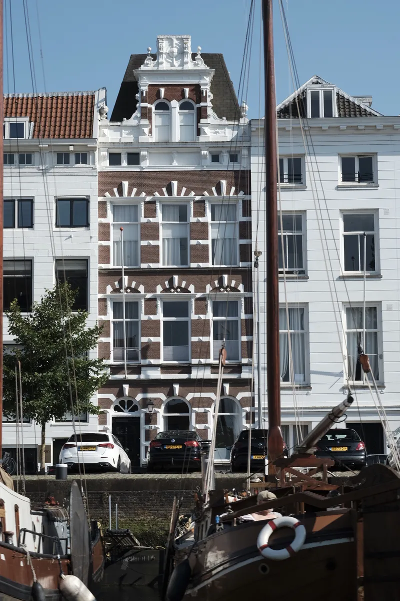 Historische schepen en terrassen aan het water in Rotterdam