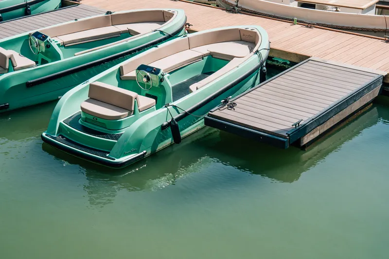 De vloot van The Rotterdam Experience aan de steiger in de Oude Haven bij avondlicht