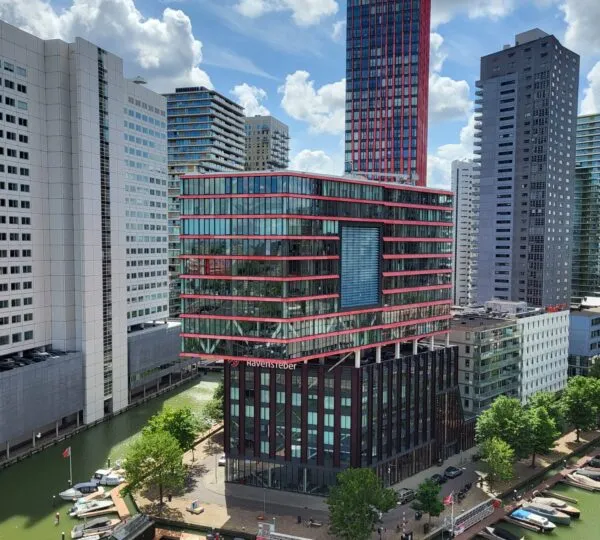 Het ponton aan de Wijnhaven waar jullie bijeenkomst plaatsvindt