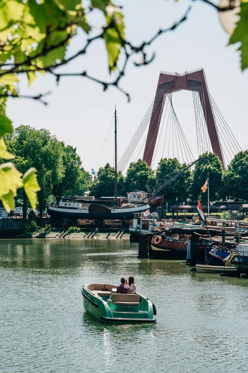 Historische schepen in de Oude Haven met de Willemsbrug op de achtergrond