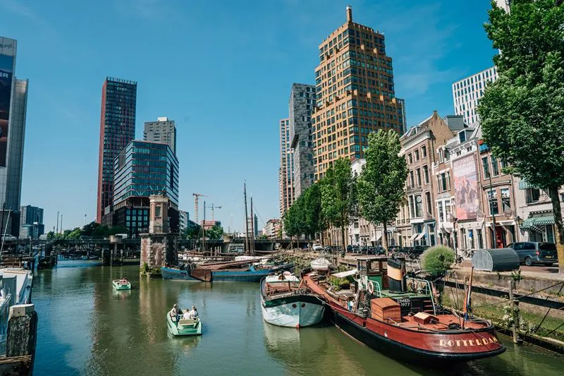 Skyline van Rotterdam gezien vanaf het water
