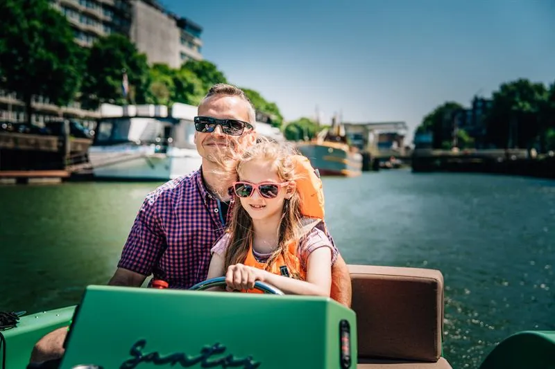 Bezoekers raadplegen de Tourio-vaarroute aan boord
