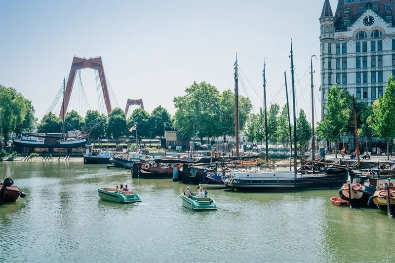 Historische schepen voor de Willemsbrug Rotterdam